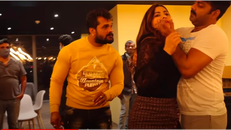 जब khesari के आगे Pawan Singh ने अभिनेत्री को जबरन करना चाहा Kiss! Video वायरल