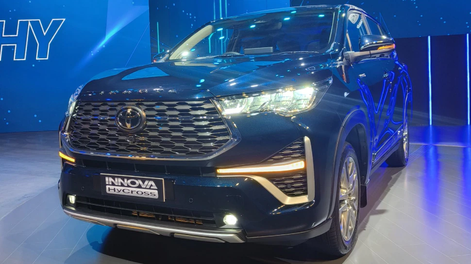 पेश हुई Toyota Innova Hycross, 360 डिग्री कैमरा के साथ पैनोरमिक सनरूफ का मज़ा