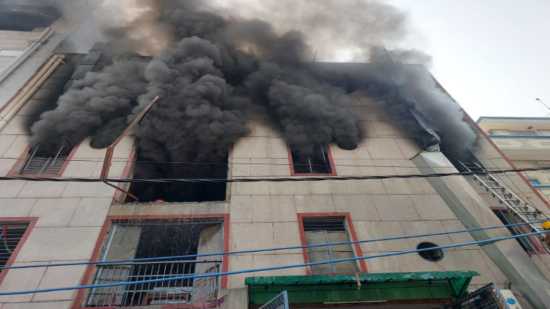 Delhi Fire: नरेला के प्लास्टिक फैक्ट्री में लगी भीषण आग, 2 की मौत, कई के फंसे होने की आशंका