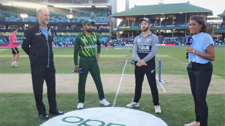 PAK vs NZ:  न्यूजीलैंड के पक्ष में गिरा टॉस का सिक्का, पहले बल्लेबाजी करने का किया फैसला