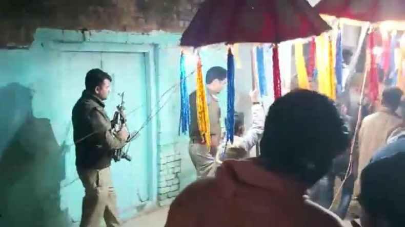 संभल में 60 पुलिस फोर्स के बीच दुल्हन लेने पहुंचा दलित दूल्हा