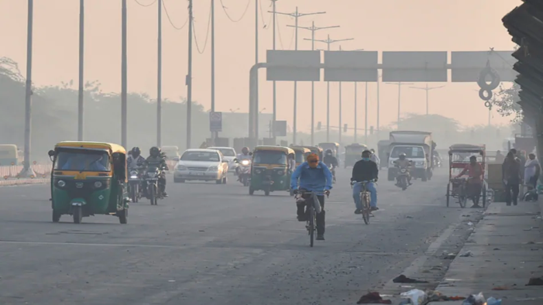 UP Pollution: नोएडा-गाजियाबाद में प्रदूषण से लोग परेशान, AQI पहुंचा 450 के पार