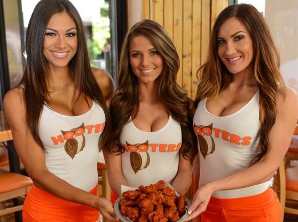 Hooters Party में दिखा 9 साल का बच्चा! बिकनी पहन शराब परोसती हैं लड़कियां