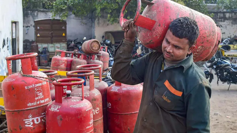 LPG Price: आज से 115.50 रुपये सस्ता हुआ एलपीजी सिलेंडर, जानें नए रेट