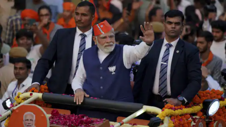 पीएम मोदी ने रोड शो रोककर एम्बुलेंस को दिया रास्ता, वीडियो