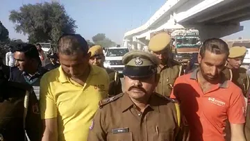 पुलिस ने बदमाशों को सिखाया सबक, गैंगवार के आरोप में सिर मुंडवा सड़क पर घुमाया