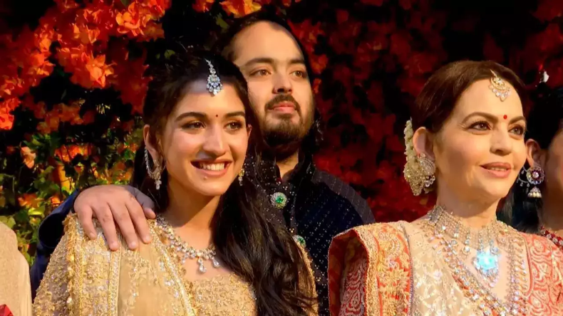 Anant-Radhika Engagement : छोटी बहू का हाथ थामे नज़र आया अंबानी परिवार, देखें तस्वीरें