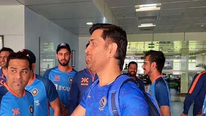 MS Dhoni:  धोनी की टीम इंडिया के ड्रेसिंग रूम में फिर वापसी, आश्चर्य में खिलाड़ी, देखिए वीडियो