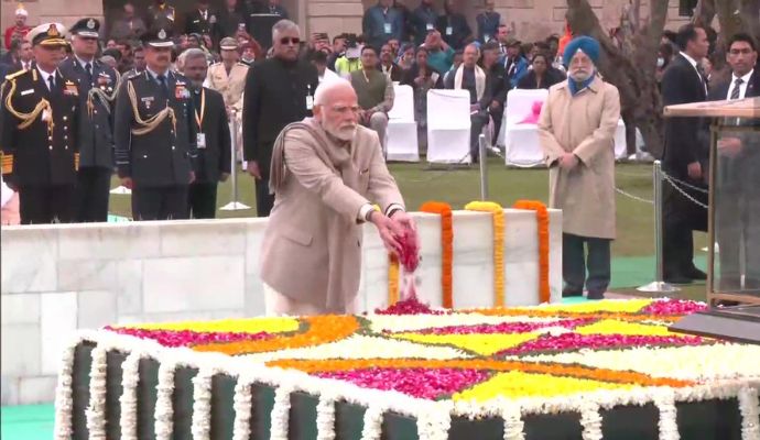 Mahatma Gandhi की पुण्यतिथि पर श्रद्धांजलि देने राजघाट पहुंचे PM Modi