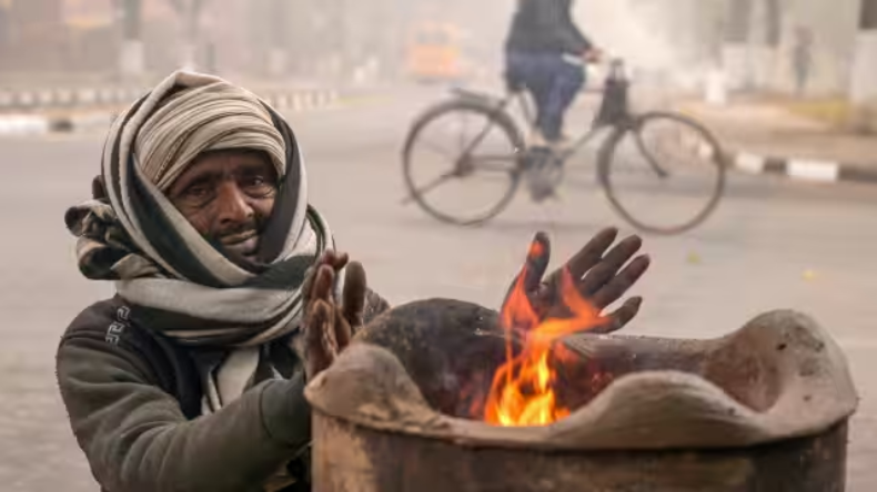 Weather Today: उत्तर भारत में ठंड-शीतलहर से थोड़ी राहत, जानिए देश के मौसम का हाल