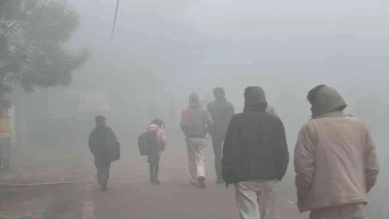 UP Weather Today: यूपी में घने कोहरे के साथ बारिश का अलर्ट, जानें मौसम का ताजा अपडेट