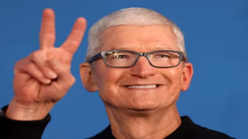 Apple CEO कुक को ज़्यादा लगती थी सैलरी, कंपनी ने 40% घटाई