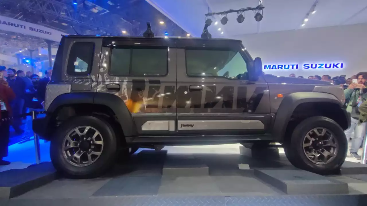 Maruti की इस गाड़ी ने दी Mahindra को टक्कर, मिनटों में 15 हजार बुकिंग