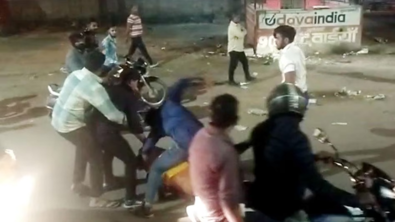 Jodhpur: ‘कचौरी’ और ‘चॉकलेट’ ने कर दी युवक की पिटाई, मारपीट का Video Viral