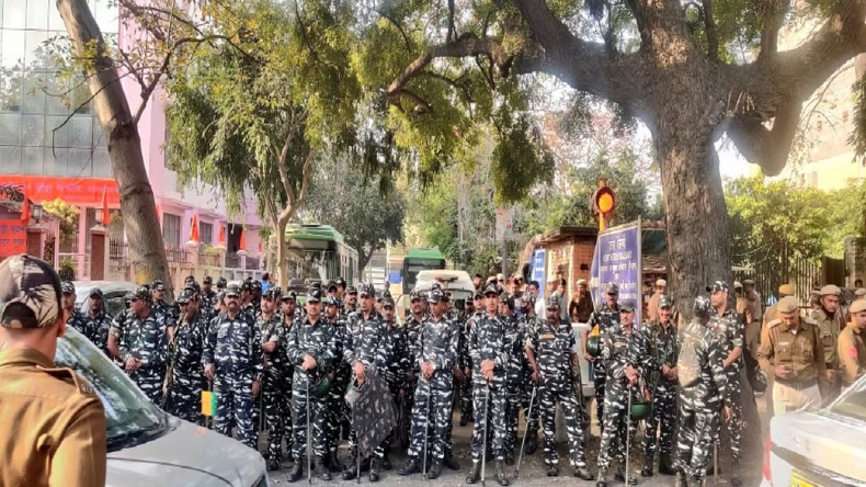 Manish Sisodia: दिल्ली में सीबीआई दफ्तर के बाहर भारी संख्या में पुलिस बल तैनात, विरोध प्रदर्शन कर रही आप