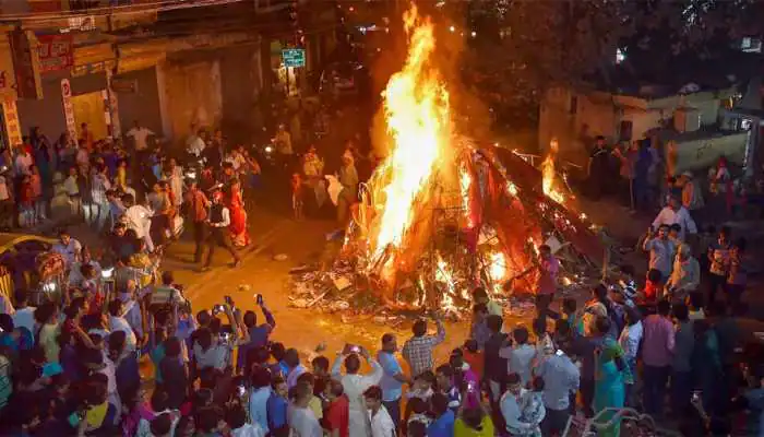 होलिका दहन की आग होती है बेहद खास, शुभ मुहूर्त में करें ये काम