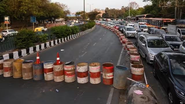 चिराग दिल्ली फ्लाईओवर बंद होने के चलते लगा बड़ा जाम, पुलिस की एडवाइजरी जारी