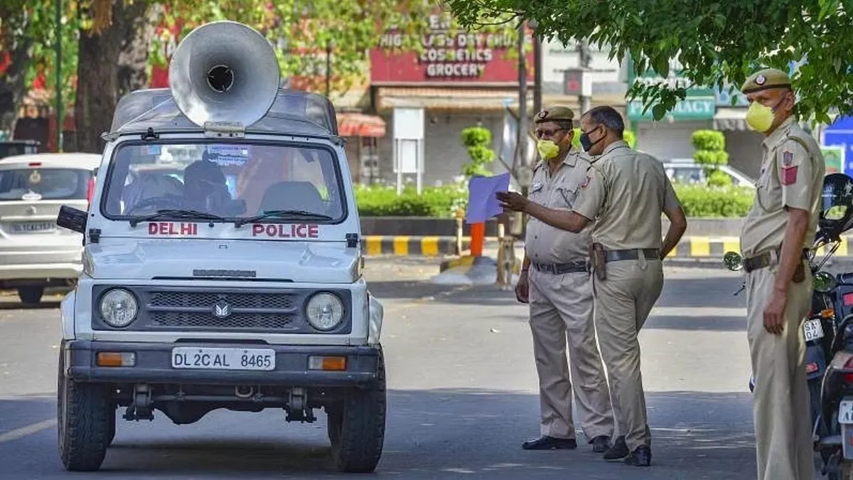 Delhi: गाय तस्करी के आरोप में बर्बरता, 3 पुलिसकर्मी सस्पेंड