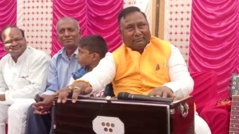 ‘होली खेले बुलडोजर बाबा…’ हारमोनियम बजाकर गीत गाते दिखे BJP विधायक, Video Viral