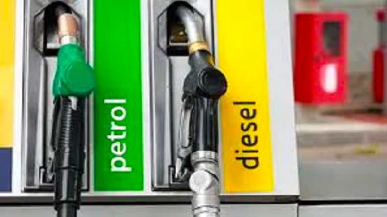 Petrol Diesel Prices: होली पर पेट्रोल के दाम 1.31 रुपये बढ़े, डीजल भी 1.19 रुपये हुआ महंगा