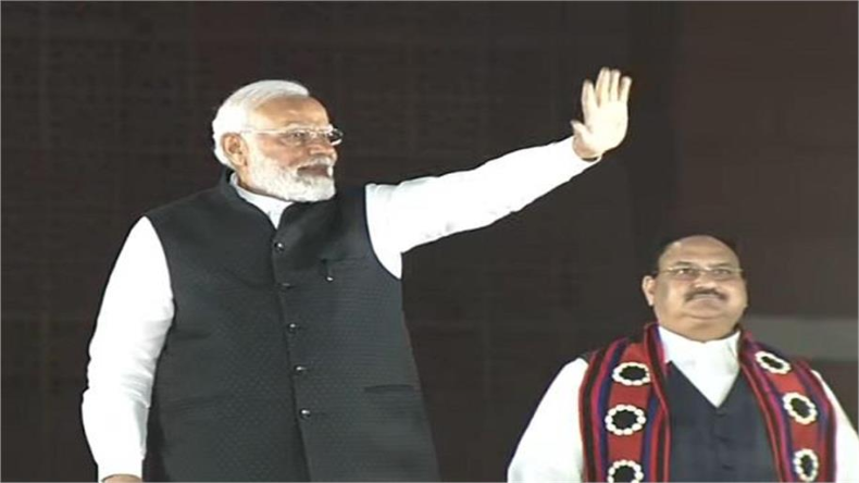 बीजेपी मुख्यालय पहुंचे PM मोदी, तीन राज्यों के नतीजे पर मनाया जा रहा जश्न