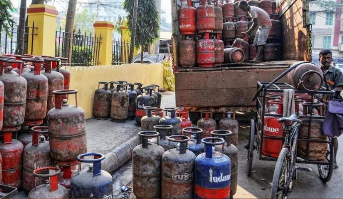 होली से पहले LPG सिलेंडर के दाम में 50 रुपए की बढ़ोतरी