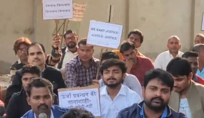 वाराणसी, गोरखपुर, बरेली में बिजली ठप, आसान भाषा में समझिए क्यों हड़ताल कर रहे बिजली कर्मचारी