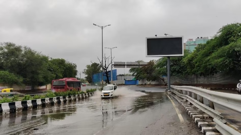 ठंडी हवाओं के साथ दिल्ली समेत इन राज्यों में आज बना रहेगा बारिश का मौसम