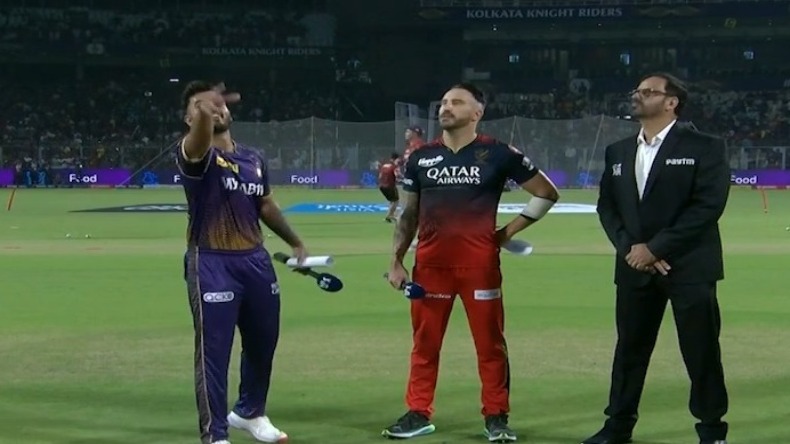 RCB vs KKR: आरसीबी के पक्ष में गिरा टॉस का सिक्का, लिया पहले गेंदबाजी करने का निर्णय