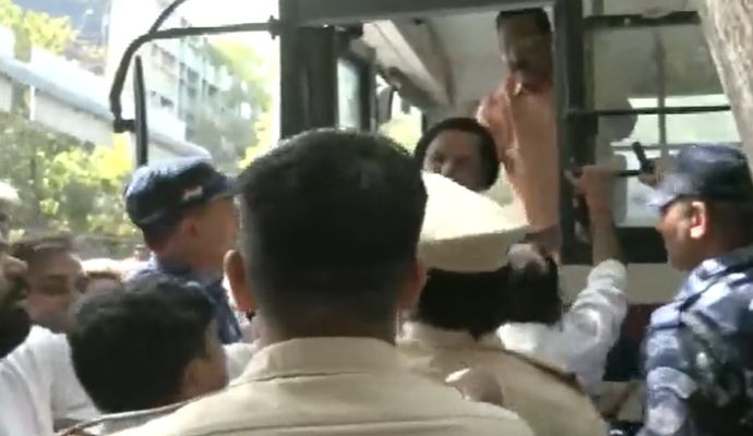 दिल्ली: कश्मीरी गेट पर AAP कार्यकर्ताओं का प्रदर्शन, पुलिस ने हिरासत में लिया