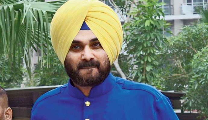 Navjot Singh Sidhu की सुरक्षा में बड़ी चूक, छत पर दिखा संदिग्ध, पत्नी ने जताई थी आशंका