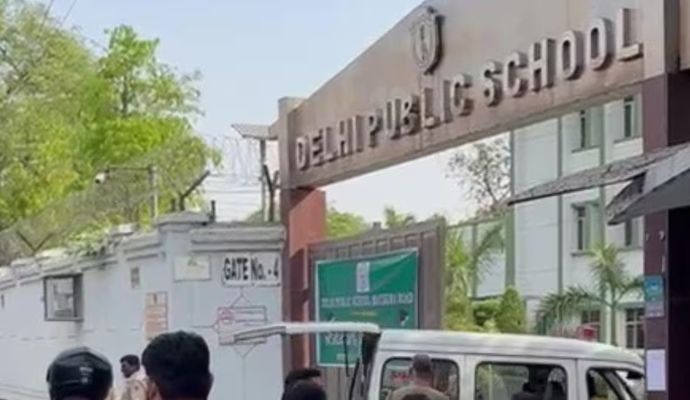 Delhi School Bomb Threat: दिल्‍ली-NCR के 60 स्‍कूलों में बम की सूचना से हड़कंप, सभी स्कूल बंद