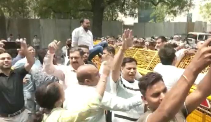 फिजूलखर्ची को लेकर बीजेपी का हल्ला बोल, केजरीवाल के घर के बाहर किया विरोध प्रदर्शन