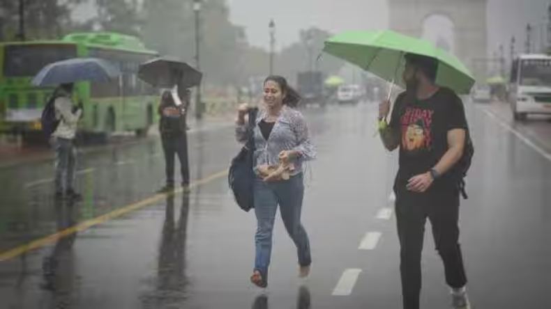 Delhi Weather: दो दिन बाद फिर बदलेगा दिल्ली का मौसम, तेज आंधी-बारिश के लिए अलर्ट जारी