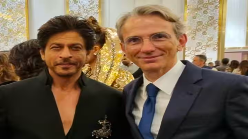 Shah Rukh Khan के साथ पोज देते नजर आए फ्रांस के एम्बेसडर, किंग खान के लिए लिखी ये खास बात