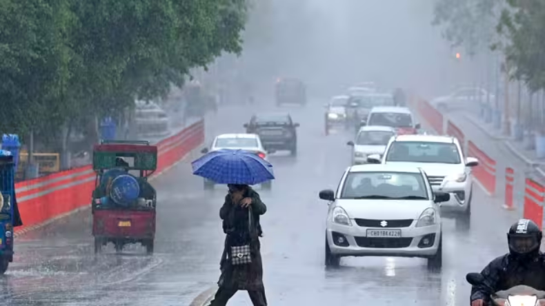 Weather Today: बरसात और आंधी से मौसम में बदलाव, कहीं ओले-कहीं जमकर बरसेंगे बादल, जानिए मौसम का हाल