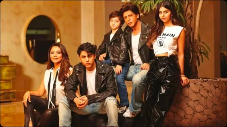 Shah Rukh Khan Family: गौरी खान ने शेयर की फैमिली तस्वीर, लोगों ने कहा – ‘पठान परिवार’