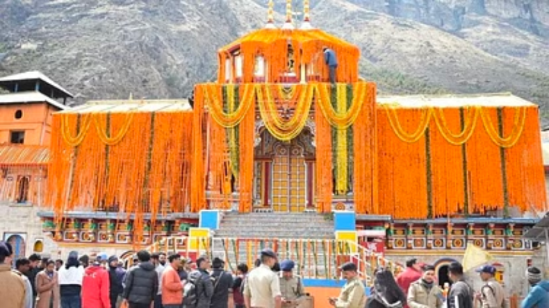 Badrinath Dham: आज खुल गए बदरीनाथ धाम के कपाट, दर्शन के लिए पहुंचे तमाम श्रद्धालु