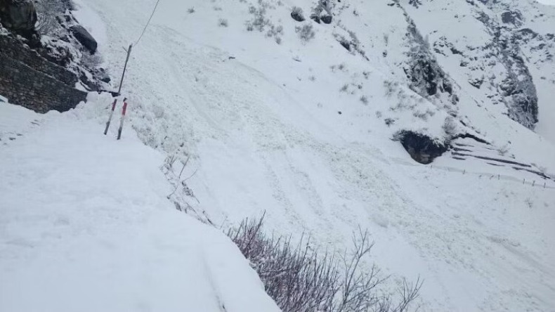 Kedarnath मार्ग पर भैरव गदेरे के पास टूटा ग्लेशियर, फिलहाल बंद हुई पदयात्रा