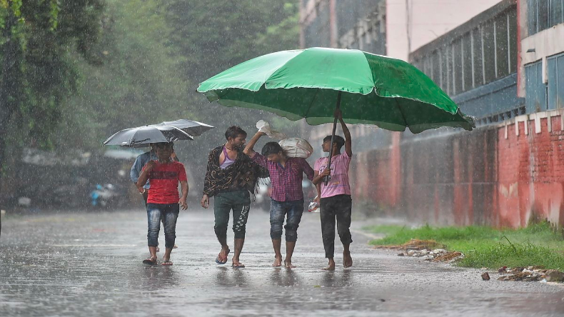 Weather: दिल्ली में तेज हवाओं के साथ बरसात, पंजाब-हरियाणा में भी गरजे बादल, जानें कैसा रहेगा मौसम