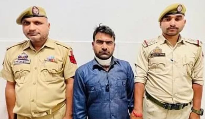 Jammu News: फेसबुक पर लाइव आकर व्यक्ति को कुल्हाड़ी से काटा, पुलिस ने किया गिरफ्तार