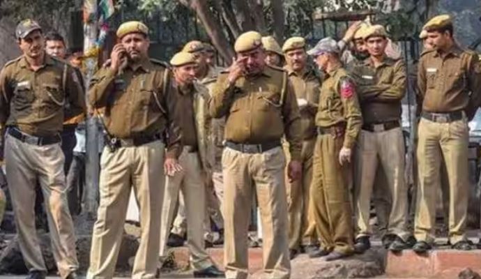 UP: 31 जुलाई तक पुलिसकर्मियों की सभी छुट्टियां रद्द, बकरीद और कांवड़ यात्रा के चलते लिया गया फैसला