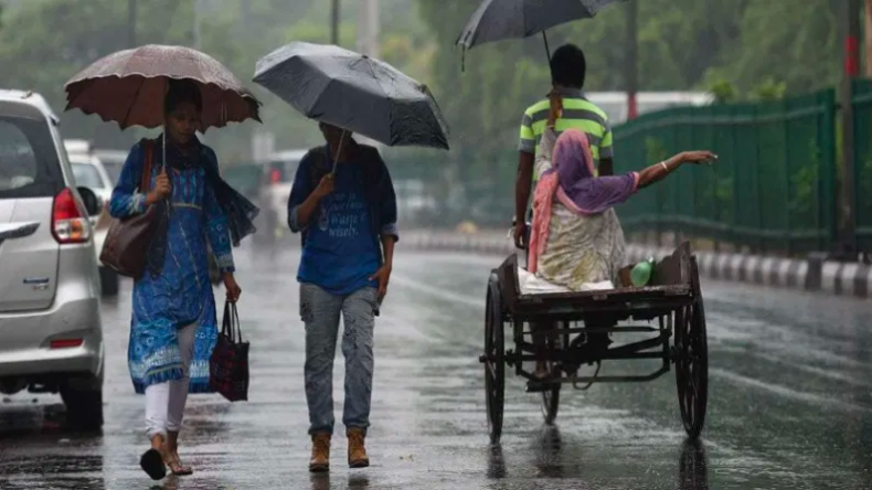 Weather Today: दिल्ली, मुंबई, UP समेत इन राज्यों में झमाझम बरसात, जानें मौसम का हाल