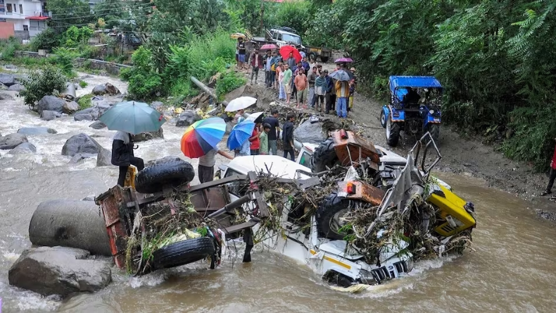 Monsoon 2023: बारिश बनी मुसीबत, दिल्ली-मुंबई की सड़कें बनी तालाब… हिमाचल में भी बाढ़ का अलर्ट