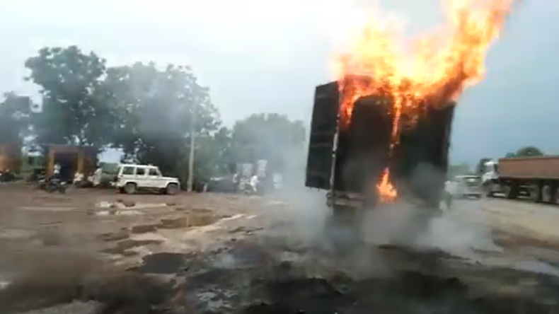 जयपुर: ट्रक और ट्रेलर में जोरदार भिड़ंत के बाद लगी आग, जिंदा जले ड्राइवर और खलासी