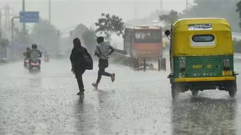 Delhi Monsoon: झमाझम बारिश से भीगा दिल्ली-NCR, सुहावना हुआ मौसम