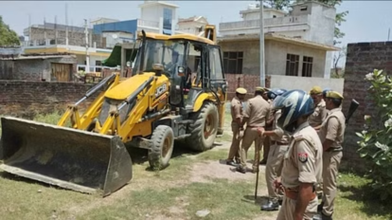 UP: गोरखपुर के फरार माफिया विनोद उपाध्याय पर कसा शिकंजा, अवैध निर्माण पर चला बुलडोजर