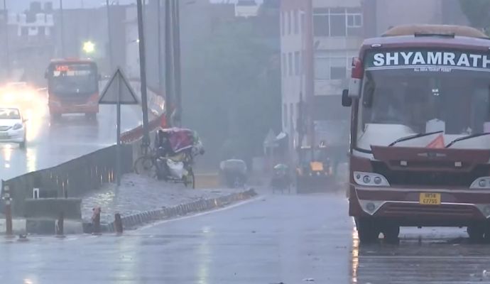 Delhi Weather: दिल्ली में बारिश के साथ शुरू हुई रविवार की सुबह, मौसम विभाग ने जारी किया येलो अलर्ट