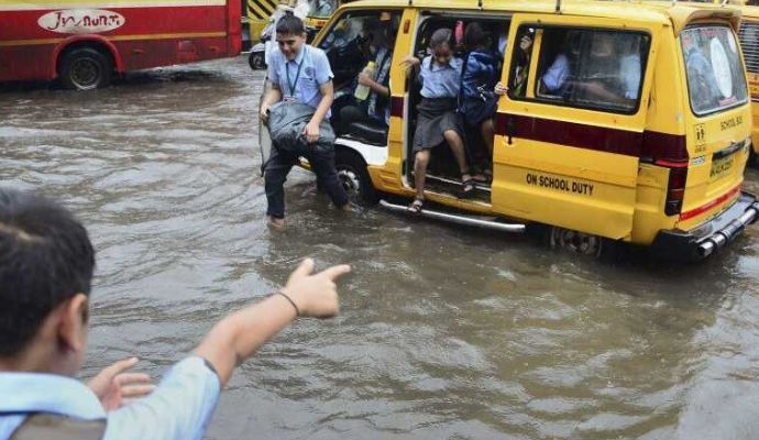 Yamuna Flood: बाढ़ प्रभावित इलाकों के सरकारी और निजी स्कूलों को किया गया बंद