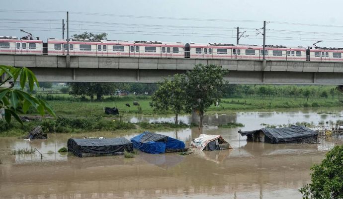 Delhi Flood: बाढ़ के कारण मेट्रो की रफ्तार हुई कम, LG सचिवालय में डीडीएमए की बैठक शुरू